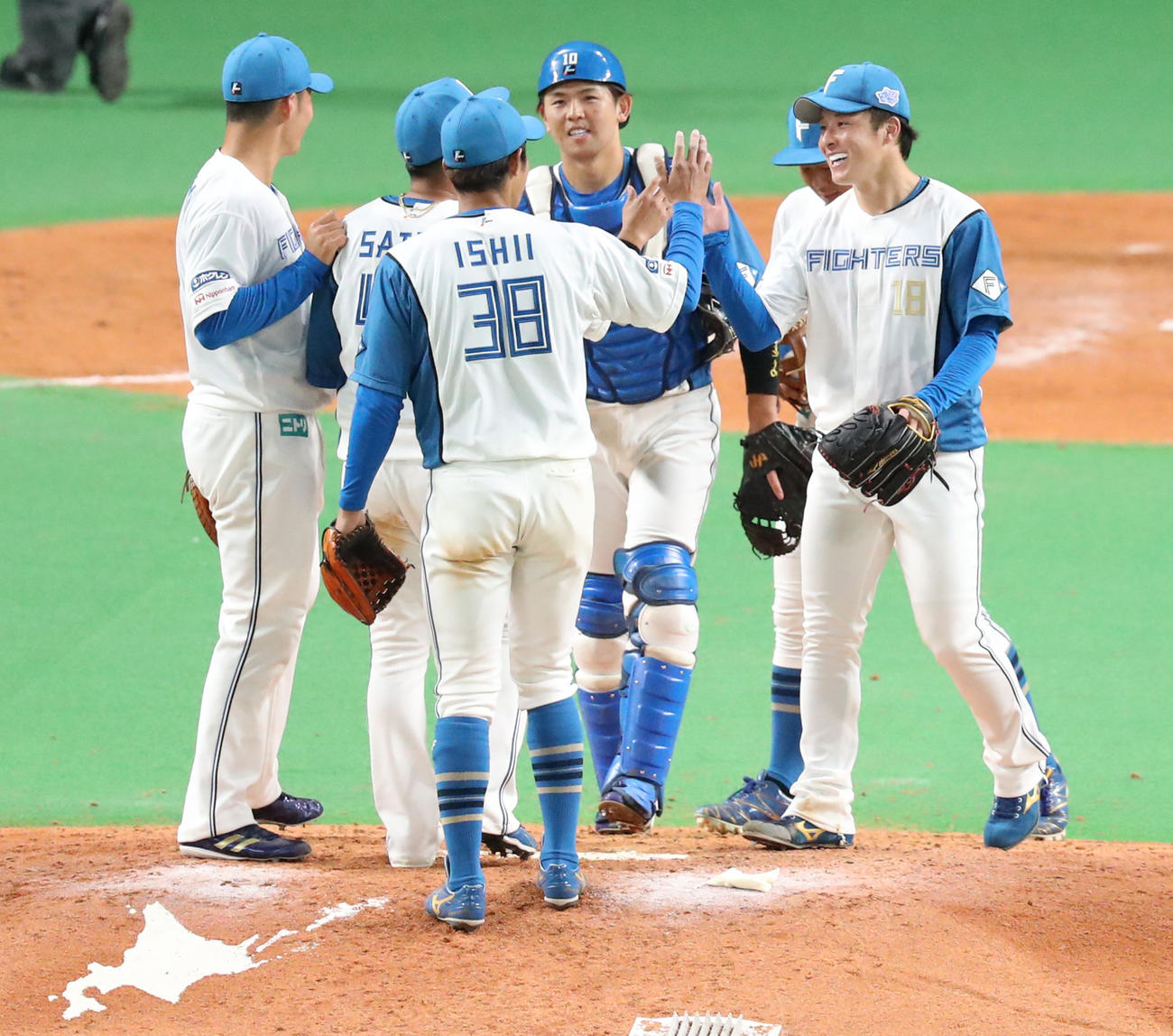 日本ハム対ヤクルト　試合終了後、笑顔でナインとタッチを交わす日本ハム吉田（右）（撮影・佐藤翔太）