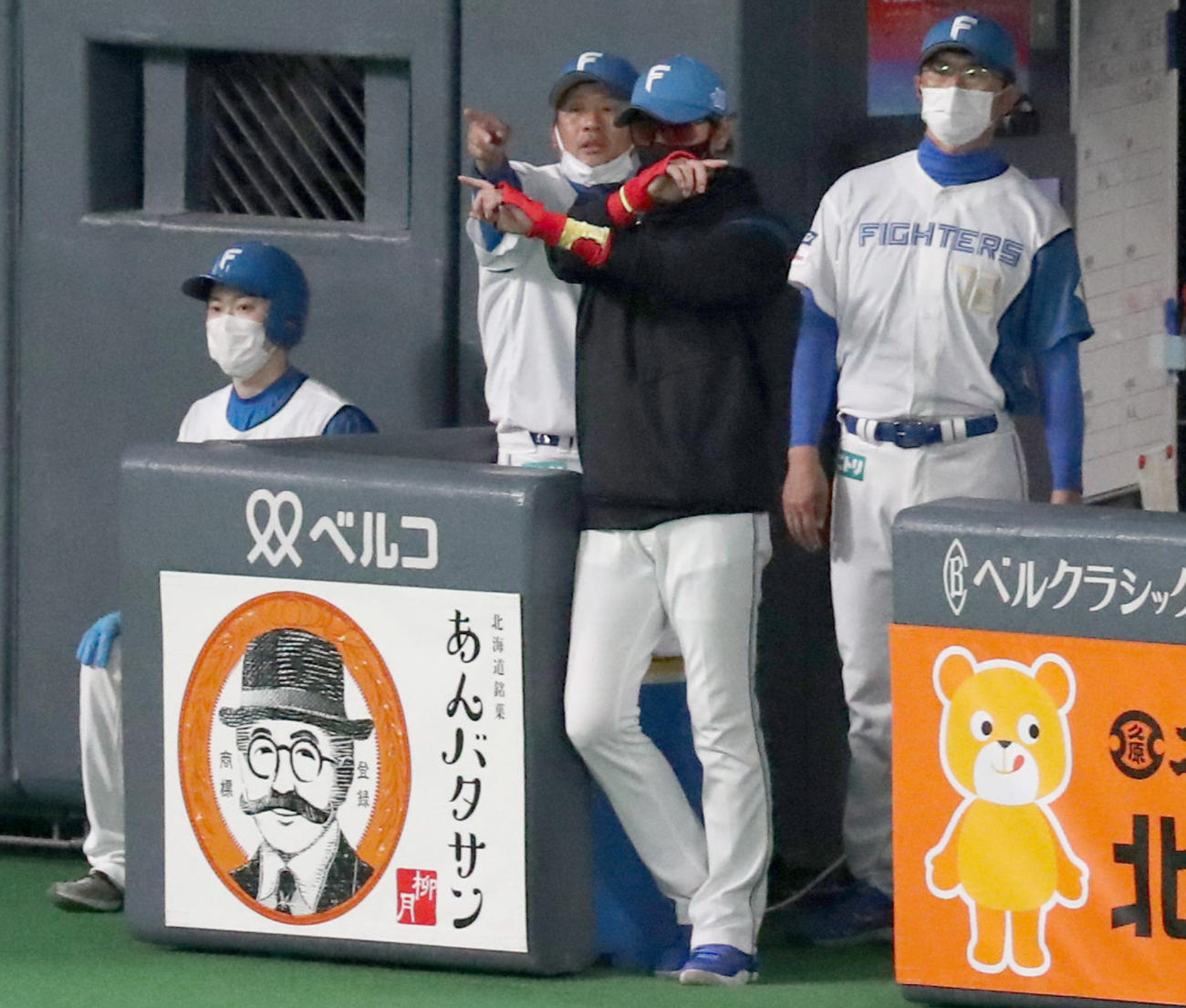 日本ハム対ヤクルト　守備位置を交代させる日本ハム新庄監督（撮影・佐藤翔太）