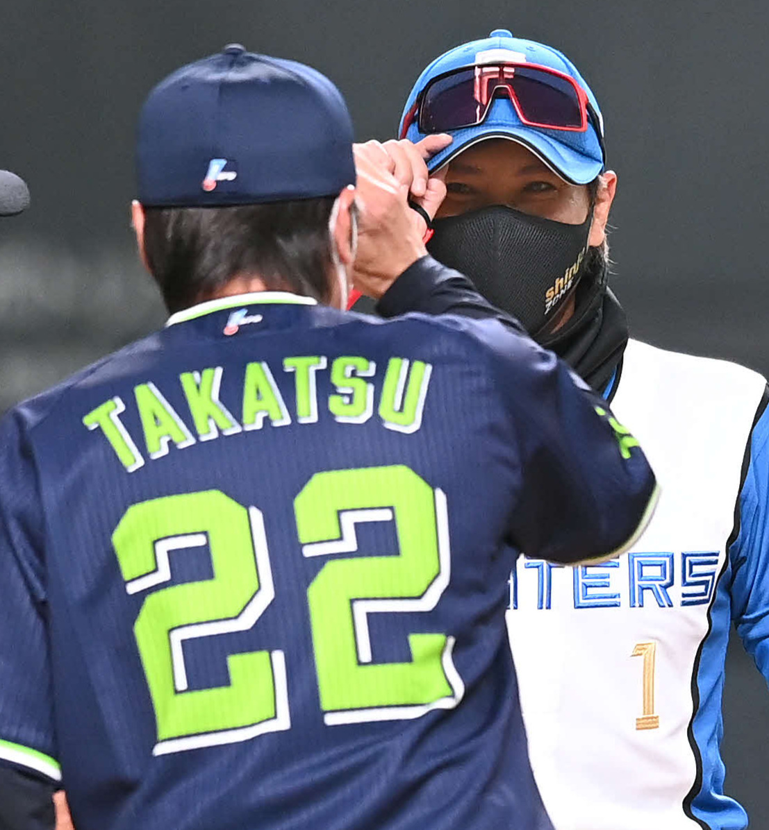 日本ハム対ヤクルト　メンバー表の最終確認でヤクルト高津臣吾監督にあいさつする日本ハム新庄剛志監督（撮影・たえ見朱実）