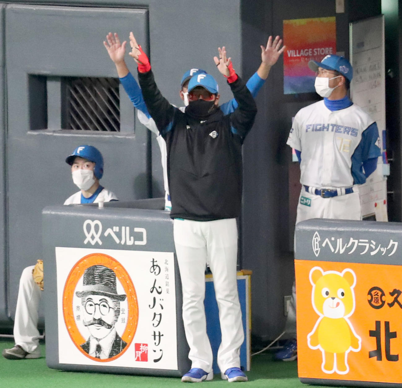 日本ハム対ヤクルト　指示を出す日本ハム新庄監督（撮影・佐藤翔太）