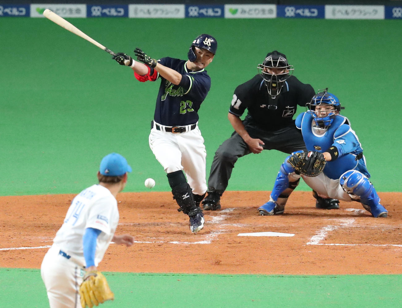 日本ハム対ヤクルト　3回表ヤクルト2死、青木は中前打を放つ。投手は日本ハム加藤（撮影・佐藤翔太）