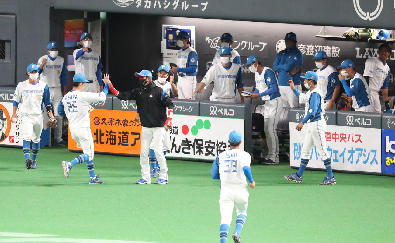 日本ハム対ヤクルト　ベンチから出てナインを出迎える日本ハム新庄監督（左から3人目）（撮影・佐藤翔太）