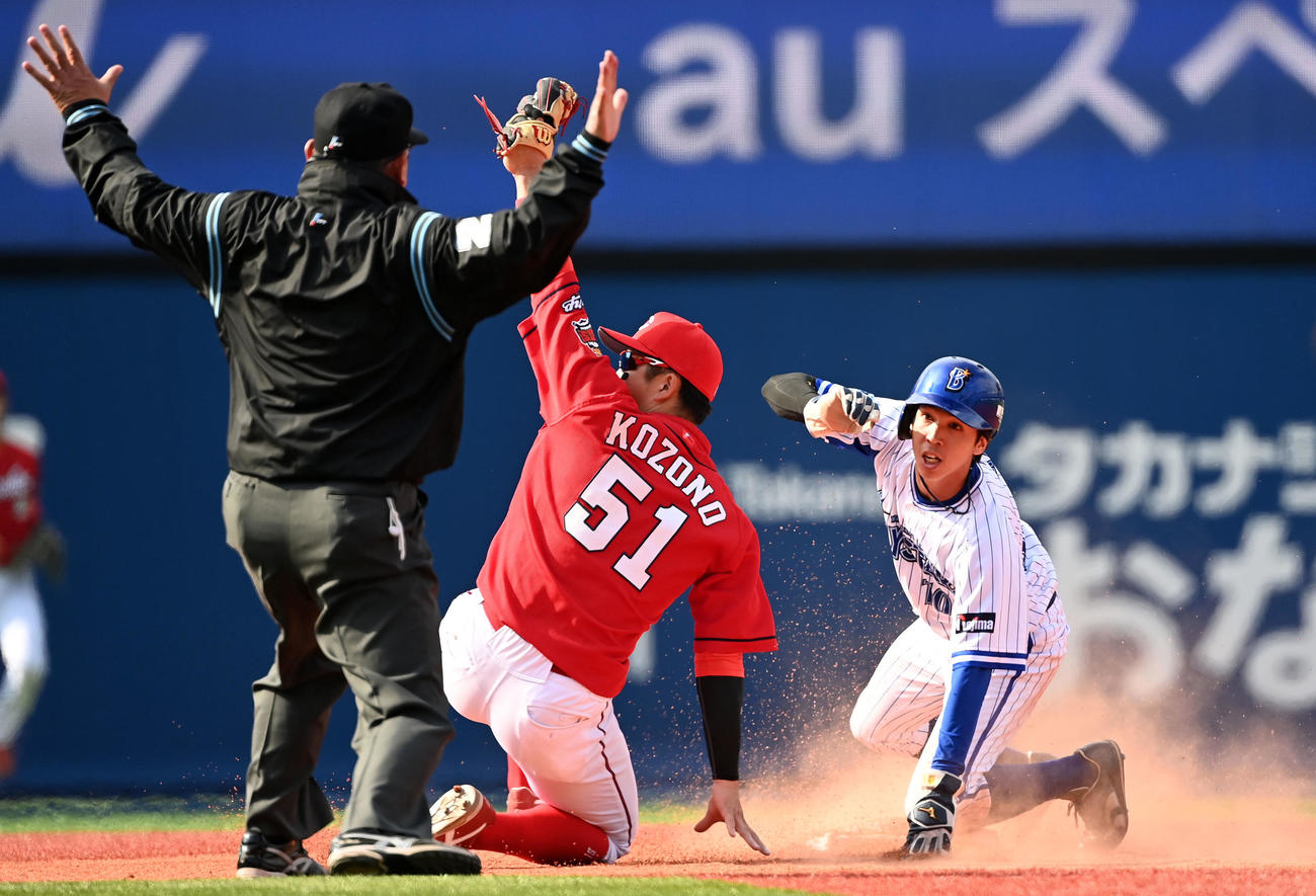DeNA対広島　4回裏DeNA無死一塁、二盗を決める村川（右）。左は小園（撮影・横山健太）