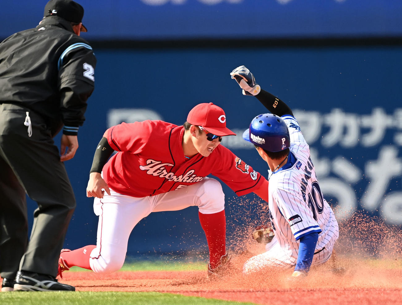 DeNA対広島　4回裏DeNA無死一塁、二盗を決める村川（右）。左は小園（撮影・横山健太）