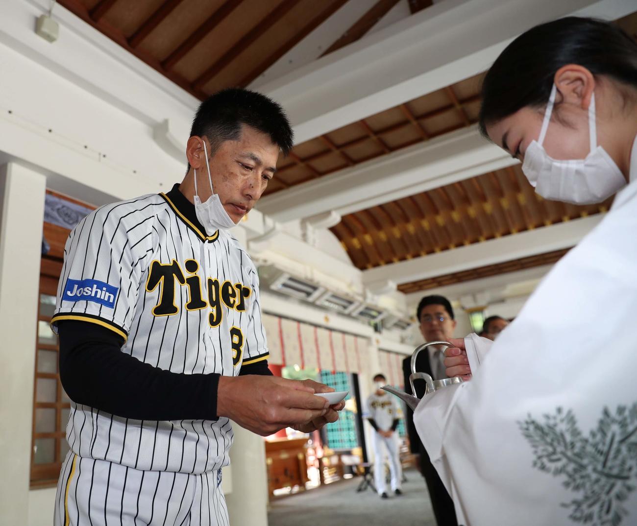 西宮神社で必勝祈願する矢野監督はお神酒を拝戴する（代表取材）