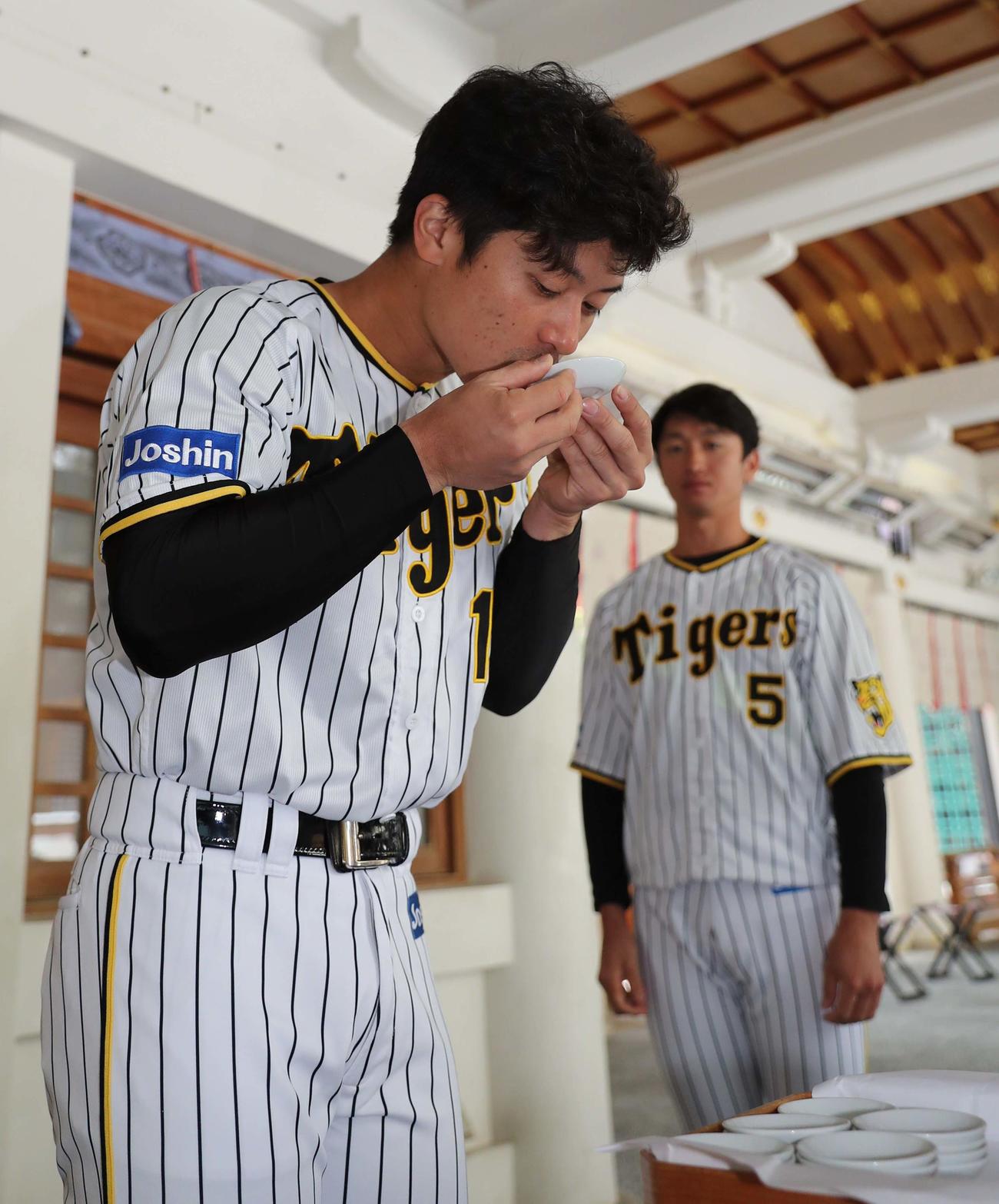 西宮神社で必勝祈願する坂本誠志郎はお神酒を拝戴する（代表取材）