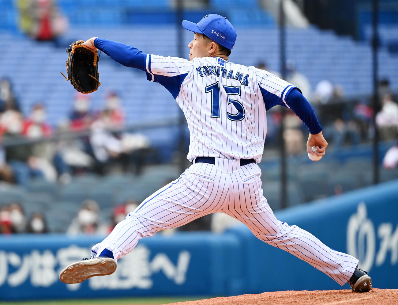 DeNA対広島　6回表から登板したDeNA徳山（撮影・横山健太）