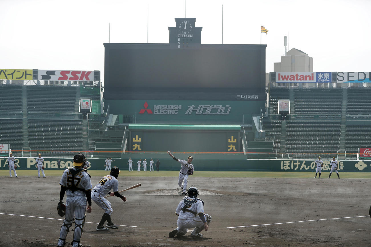 甲子園球場で投内連係を行う藤浪（中央）ら阪神ナイン（撮影・前田充）