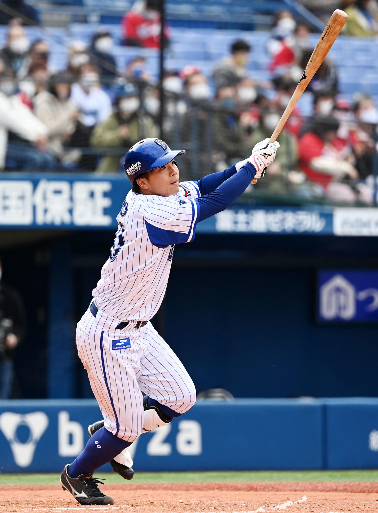 DeNA対広島　5回裏DeNA無死、右翼線へ二塁打を放つ知野（撮影・横山健太）