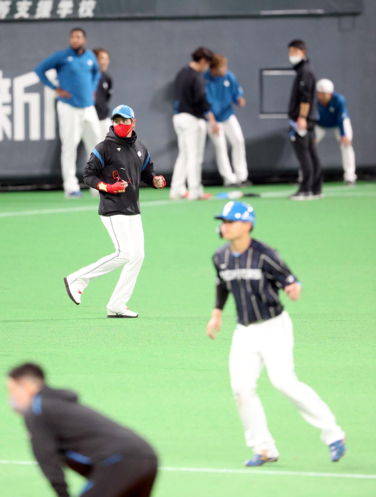 日本ハム対ヤクルト　球場入りする日本ハム新庄監督（中央）（撮影・佐藤翔太）