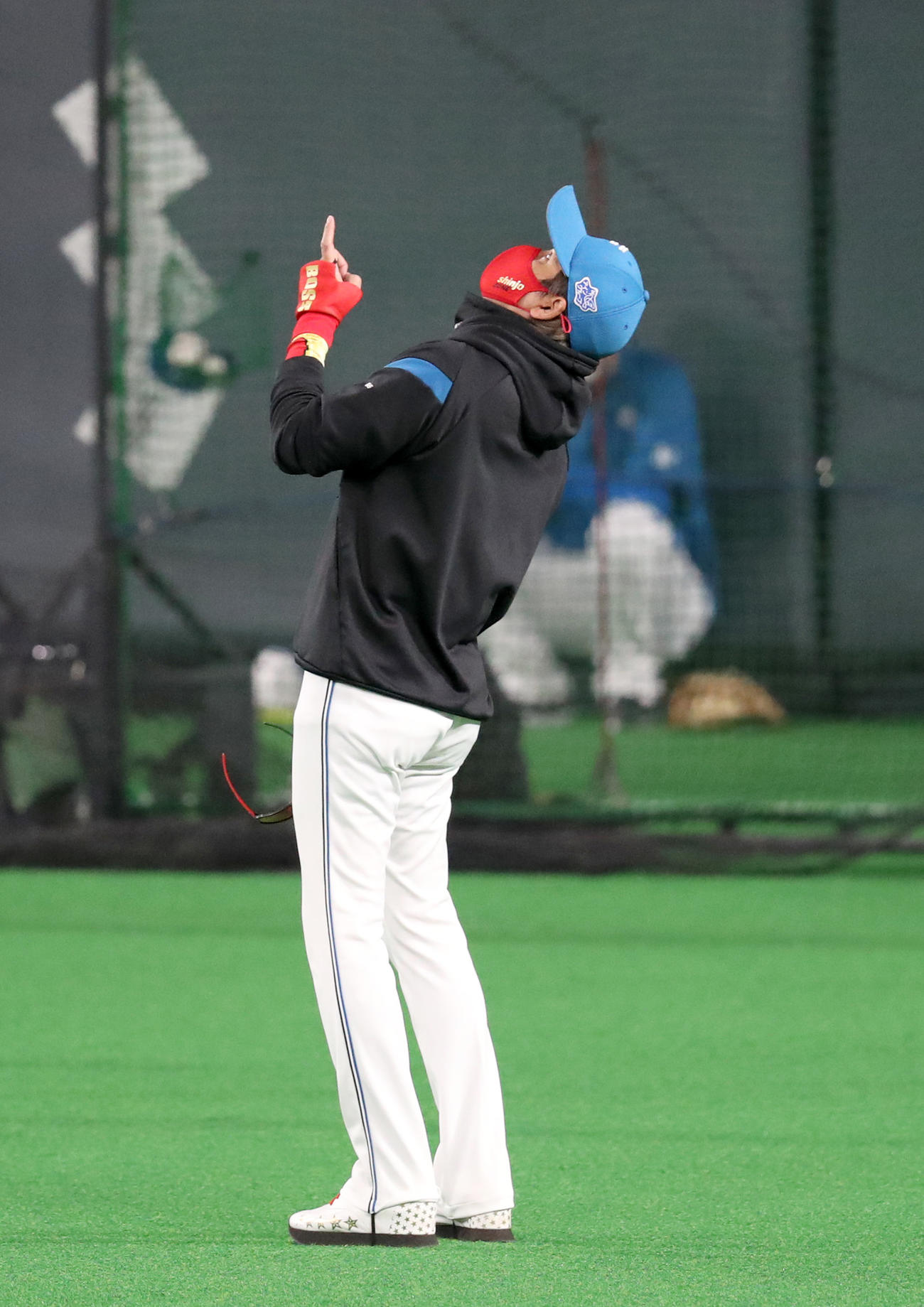 日本ハム対ヤクルト　札幌ドームの天井を指さす日本ハム新庄監督（撮影・佐藤翔太）