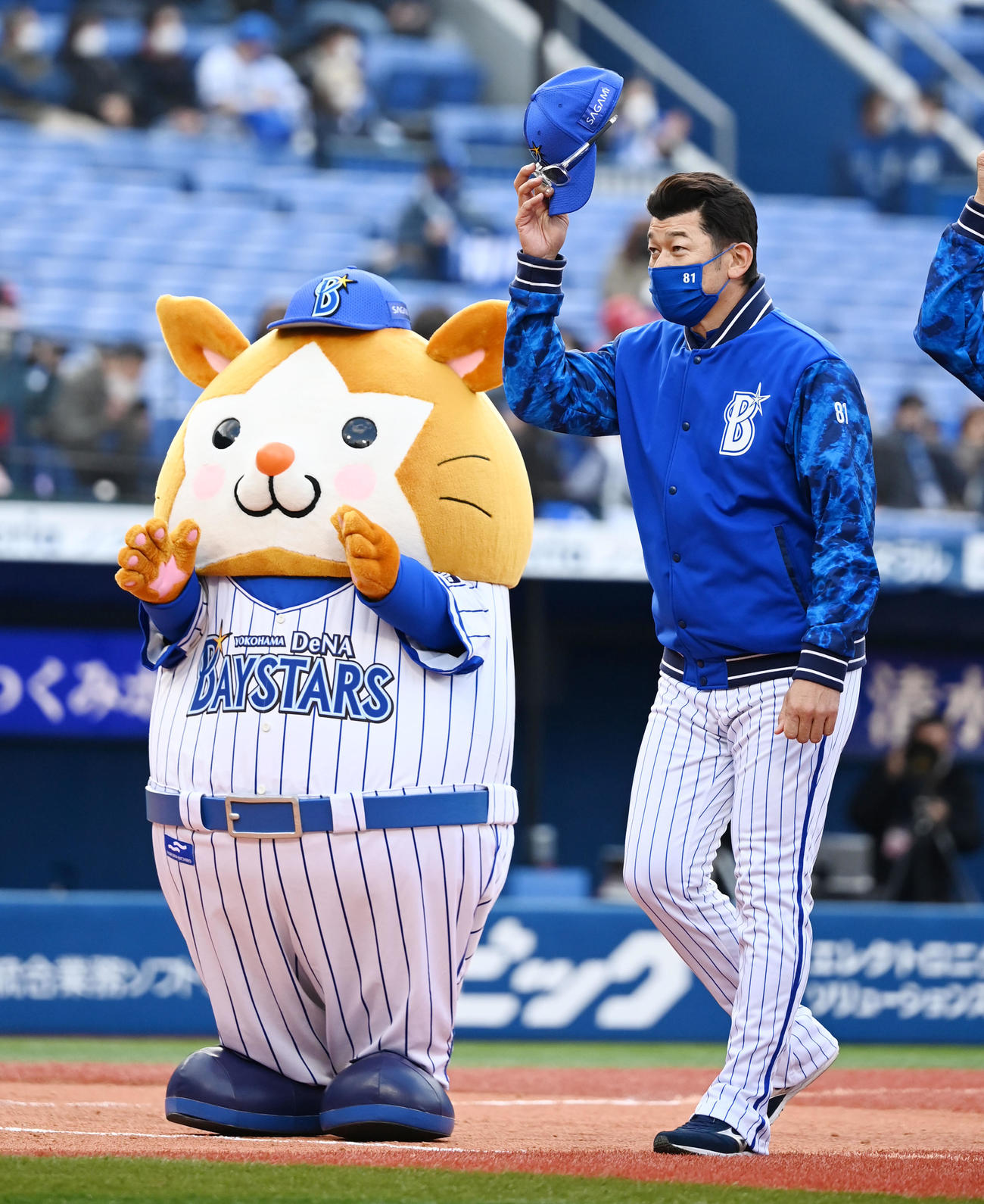 DeNA対広島　広島に勝利しファンにあいさつをするDeNA三浦監督（撮影・横山健太）