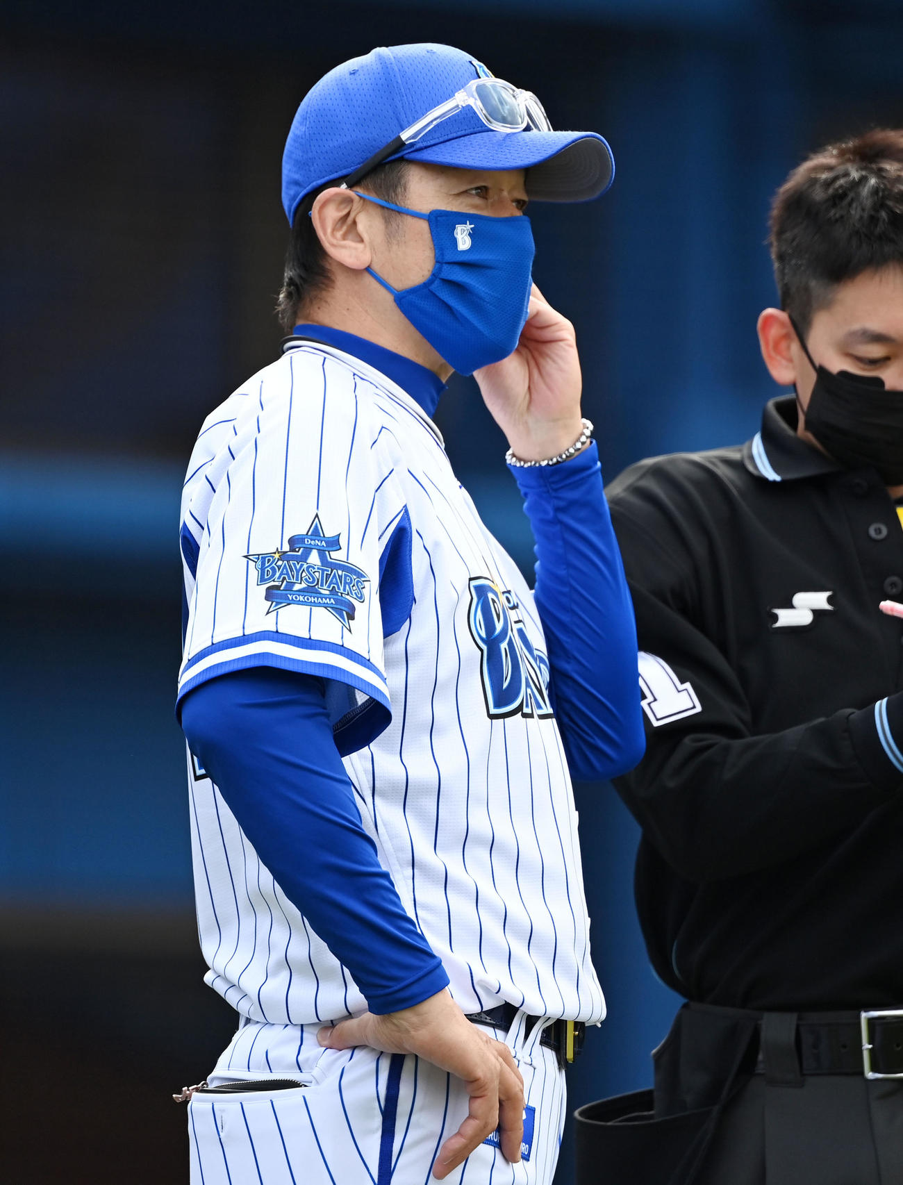 DeNA対広島　選手交代を告げるDeNA三浦監督（撮影・横山健太）