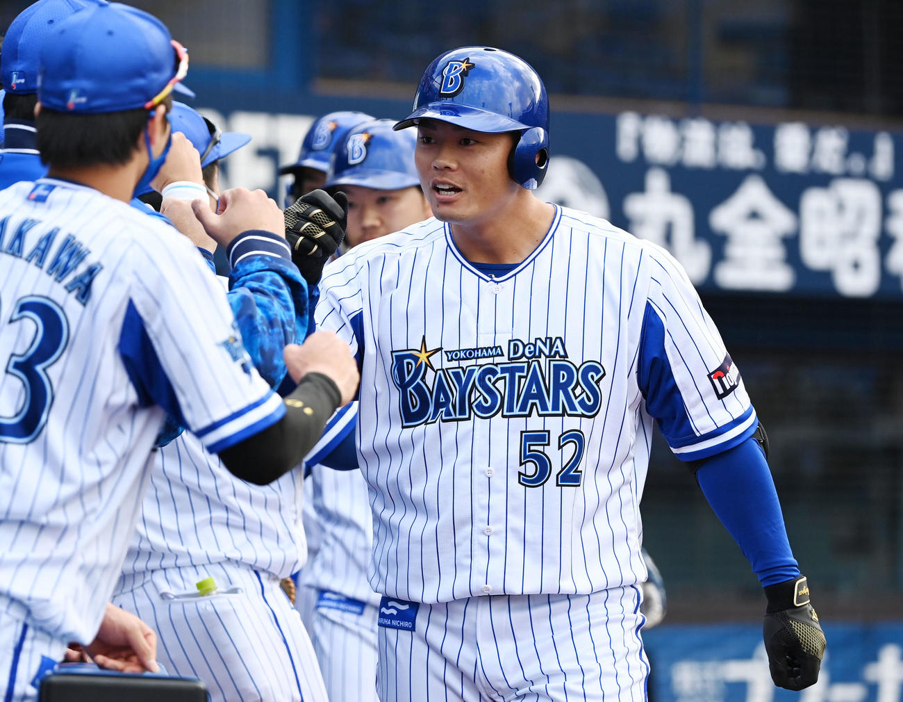 DeNA対広島　6回裏DeNA無死一、三塁、中越え3点本塁打を放ちタッチを交わす細川（撮影・横山健太）