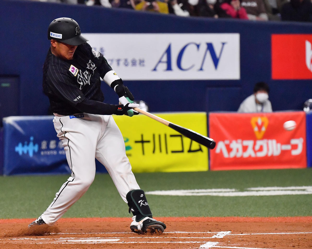 オリックス対ロッテ　2回表ロッテ無死一、二塁、左前打を放つ松川（撮影・和賀正仁）