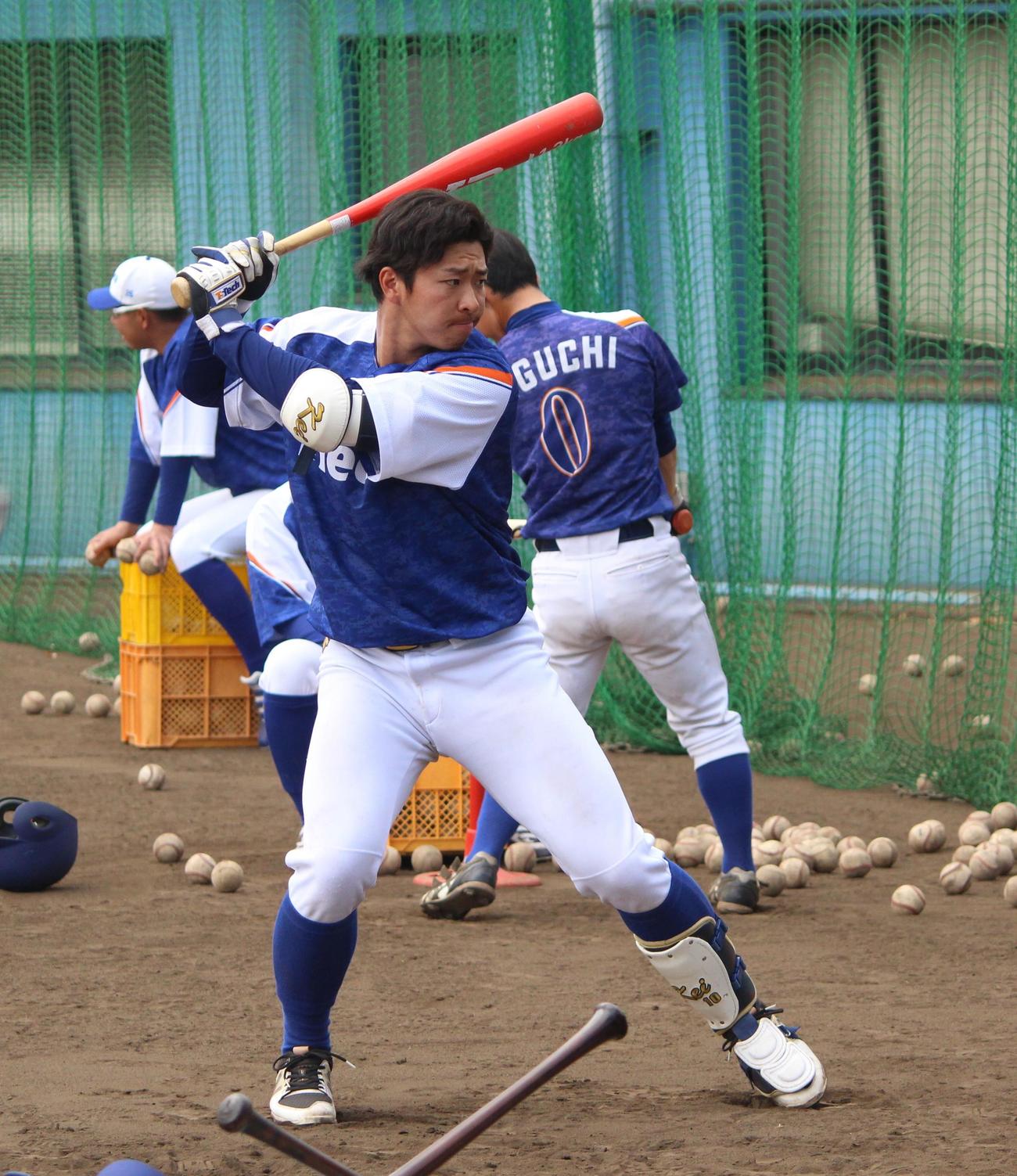 ティー打撃をするテイエステック・門馬（撮影・保坂恭子）