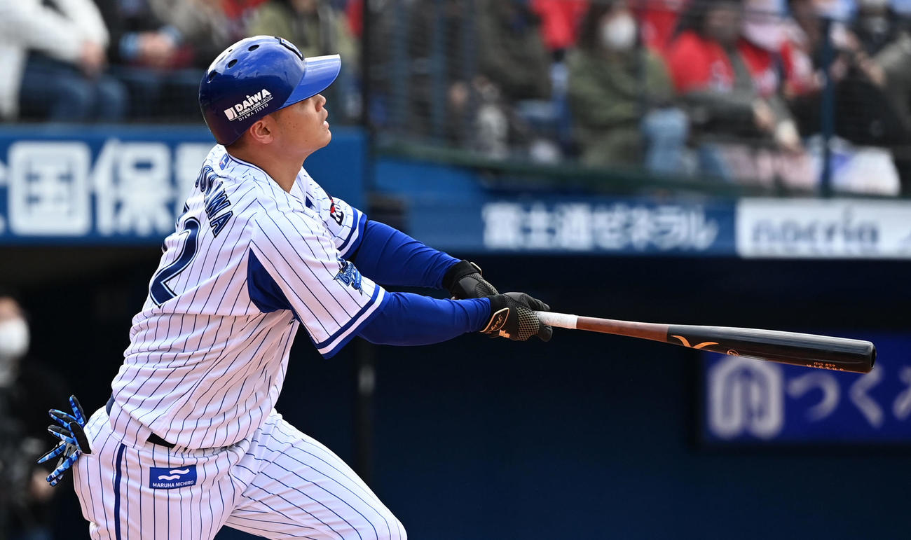 DeNA対広島　6回裏DeNA無死一、三塁、中越え3点本塁打を放つ細川（撮影・横山健太）