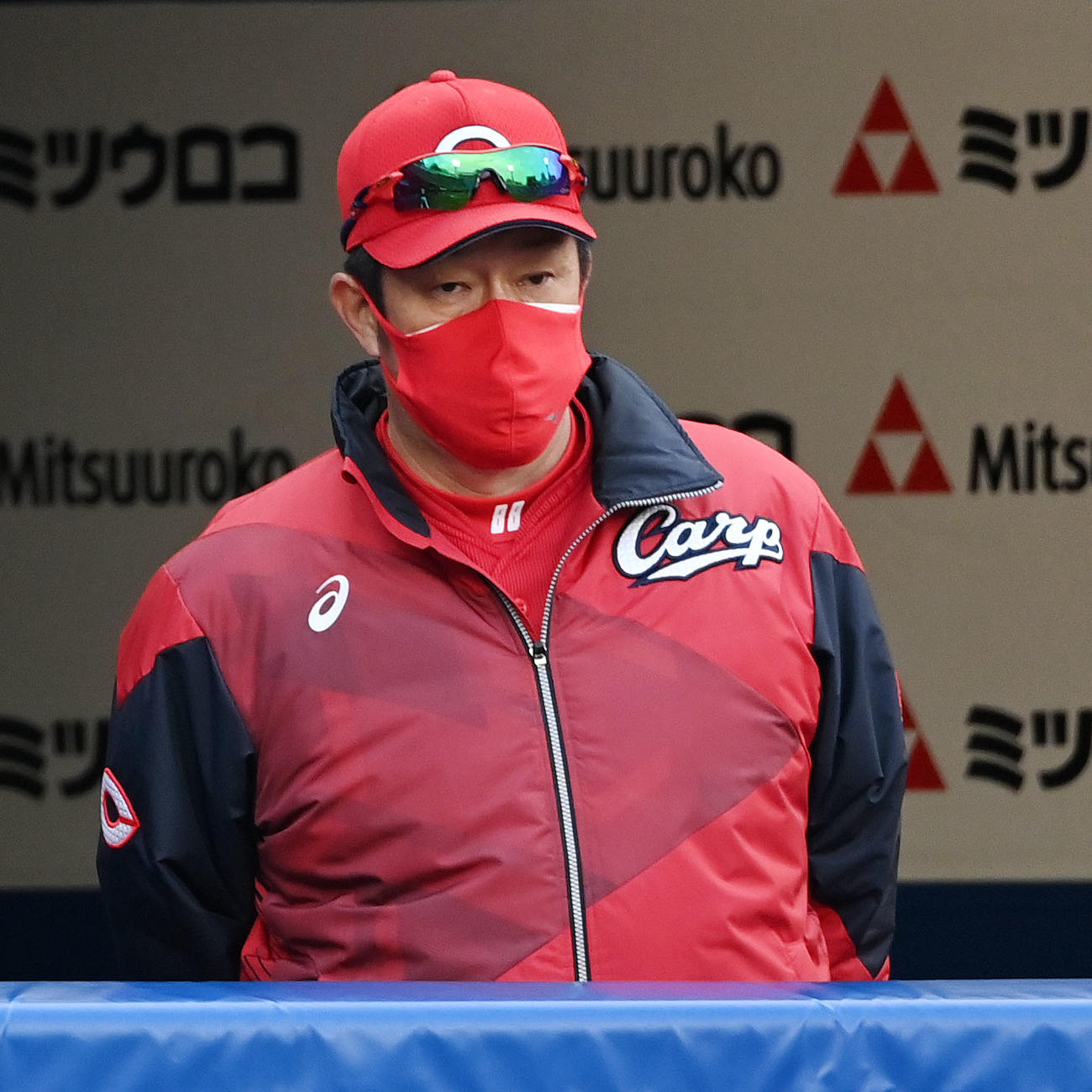 DeNA対広島　試合を見つめる広島佐々岡監督（撮影・横山健太）