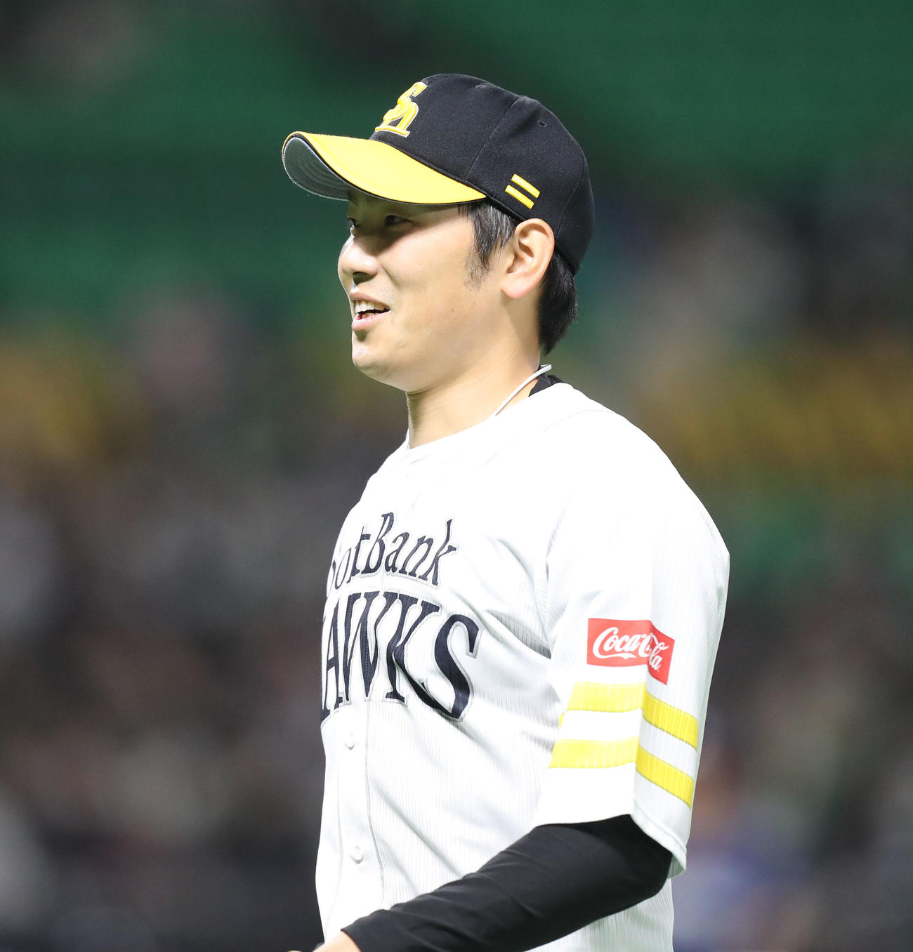 ソフトバンク対中日　3回表を投げ終え、笑顔でベンチに戻る石川（撮影・屋方直哉）