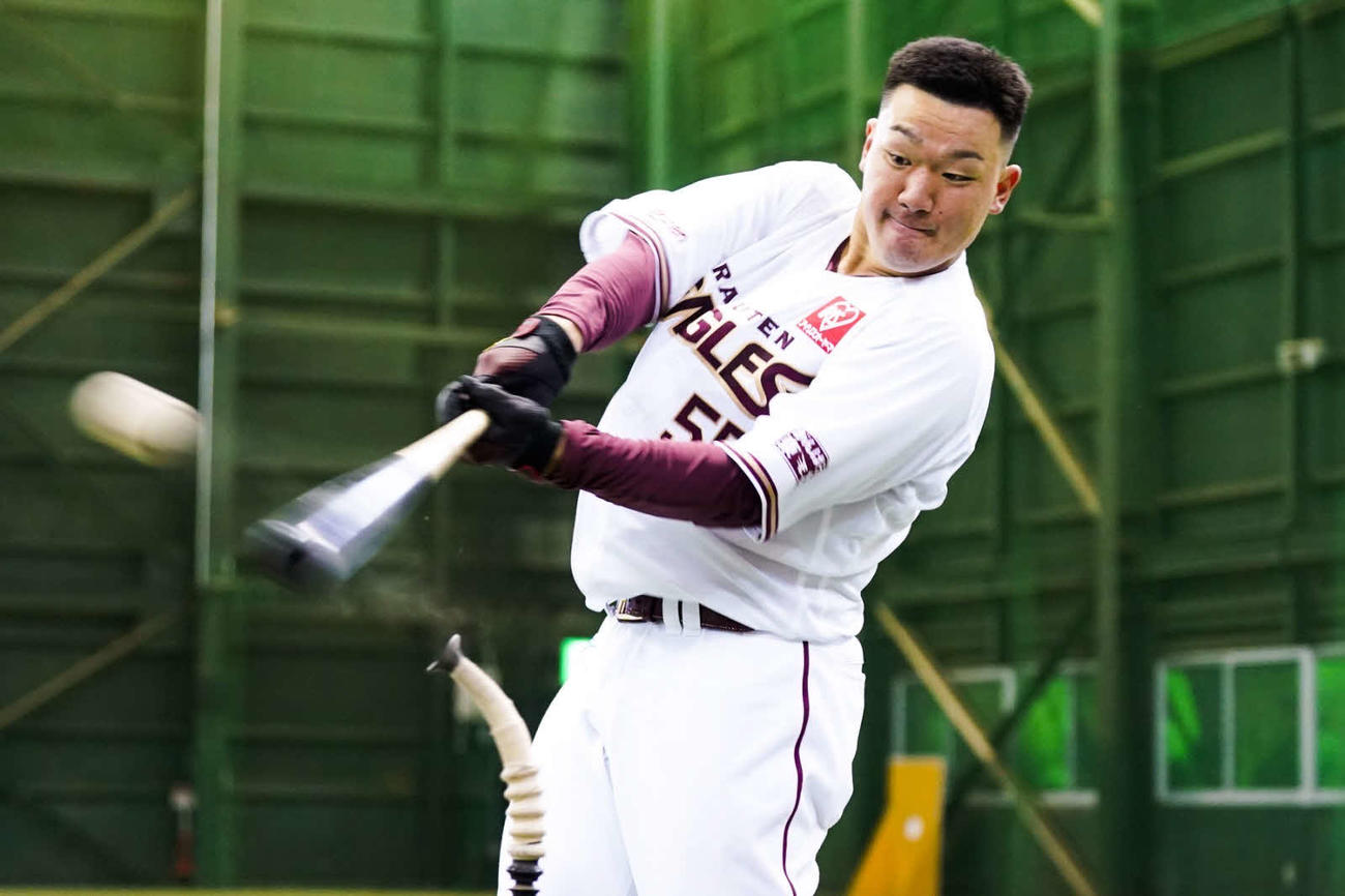 打撃練習を行う安田（楽天野球団提供）