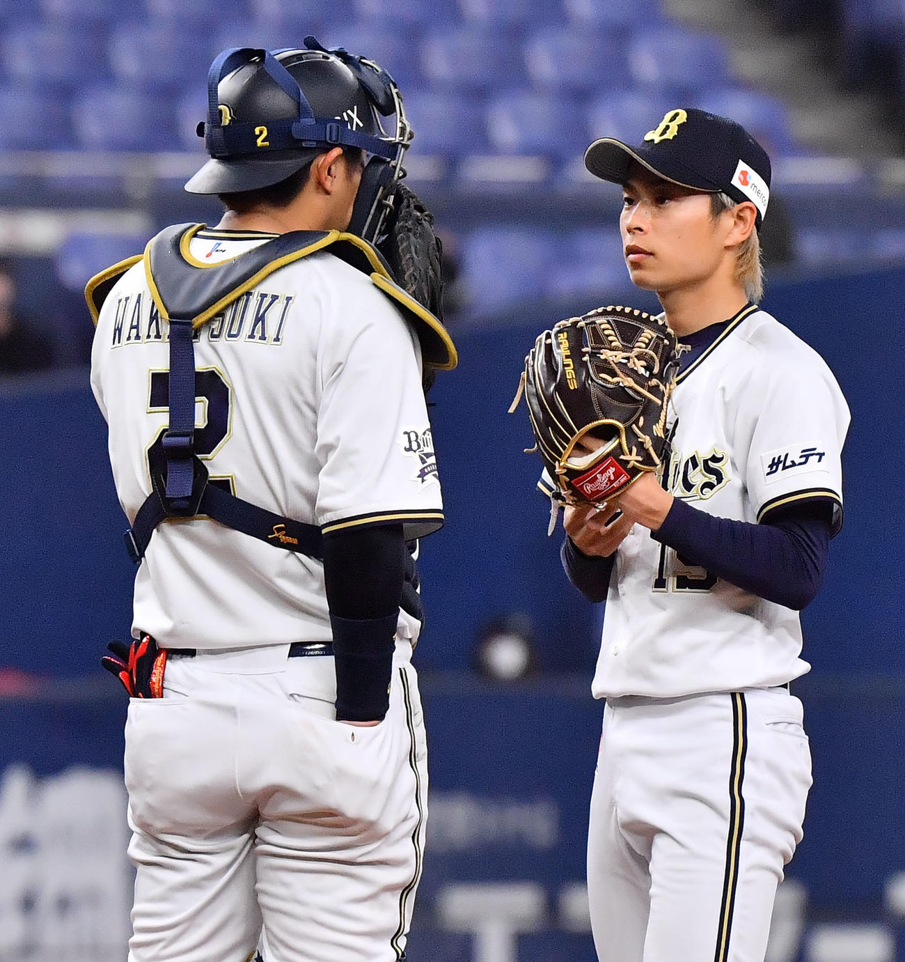 オリックス対ロッテ　4回に2失点したオリックス山岡、左は若月（撮影・和賀正仁）