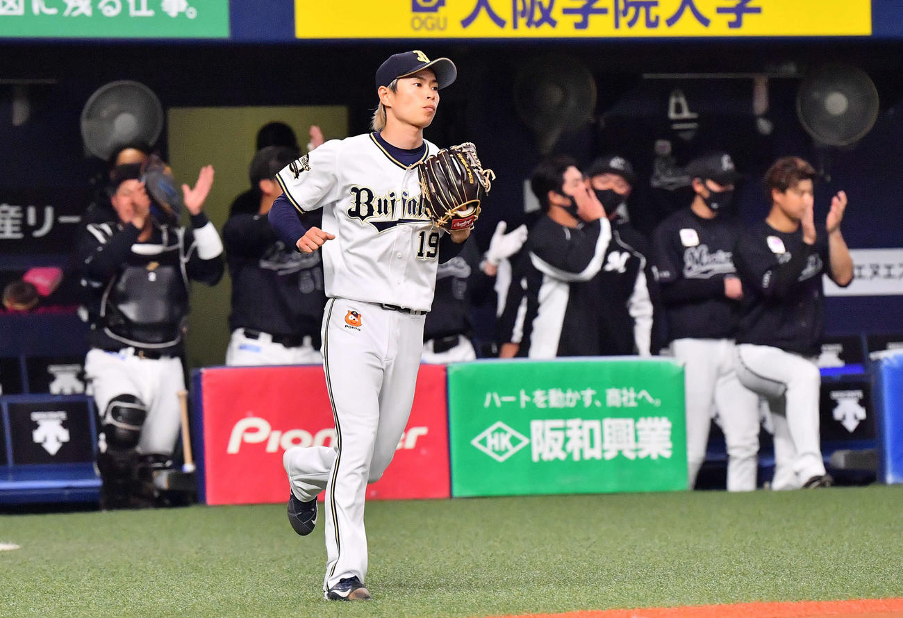 オリックス対ロッテ　6回表ロッテ2死二塁、高部に右越え適時三塁打を浴びる山岡（撮影・和賀正仁）