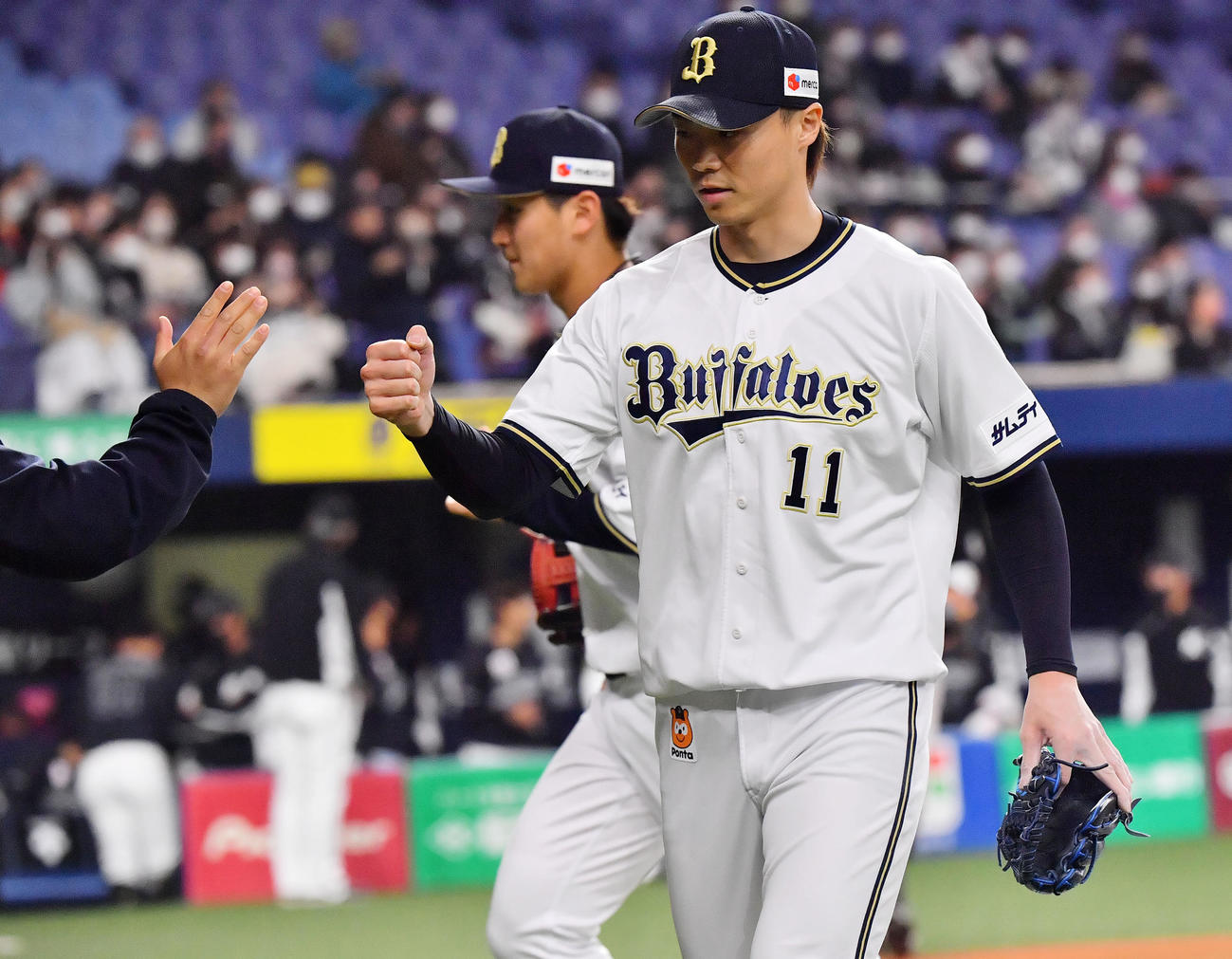 オリックス対ロッテ　初回を抑えグータッチするオリックス先発の山崎福（撮影・和賀正仁）