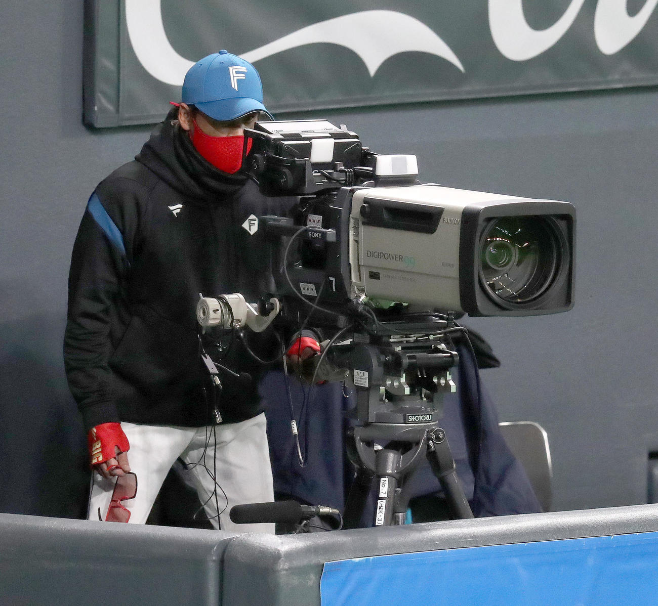 日本ハム対ヤクルト　試合前、テレビカメラに興味津々の日本ハム新庄監督（撮影・佐藤翔太）
