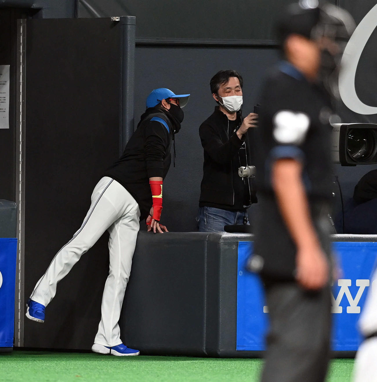 日本ハム対ヤクルト　3回表ヤクルト1死、中継をのぞき込む日本ハム新庄監督（撮影・たえ見朱実）