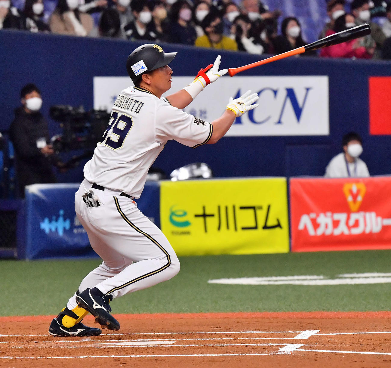 オリックス対ロッテ　1回裏オリックス2死三塁、右越え適時二塁打を放つ杉本（撮影・和賀正仁）