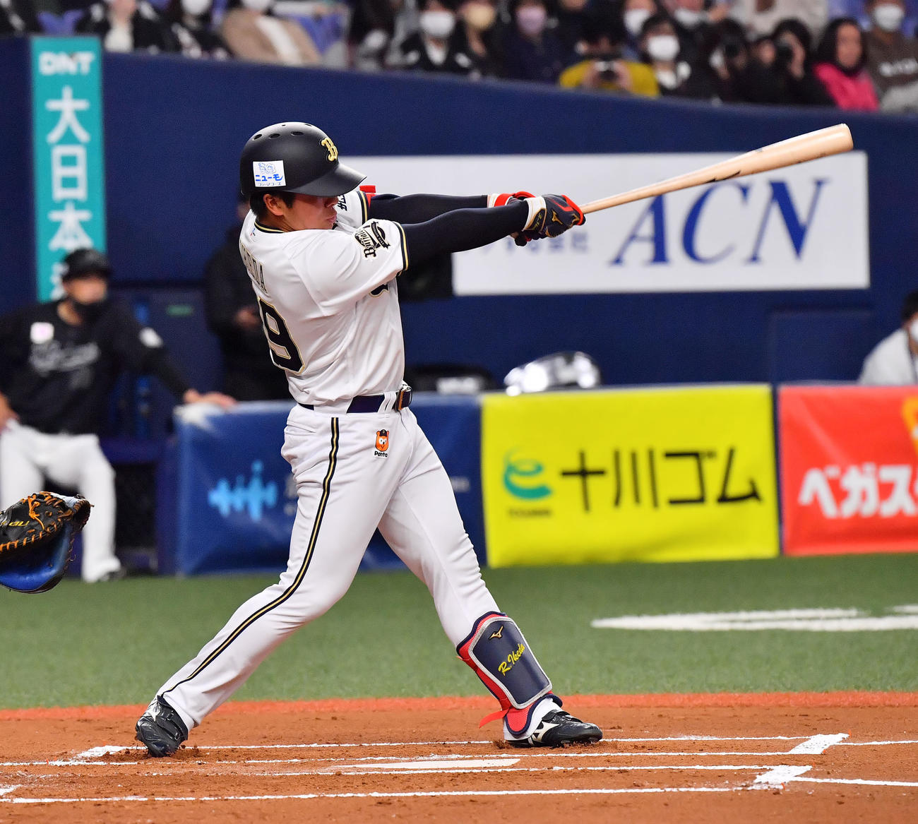 オリックス対ロッテ　1回表オリックス無死一塁、中前打を放つ池田（撮影・和賀正仁）