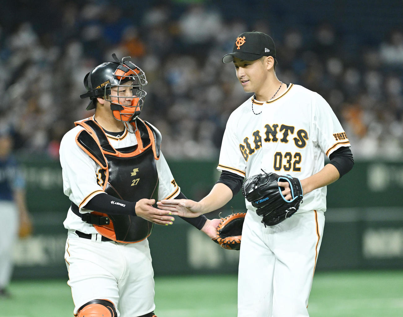 巨人対西武　3回を無失点に抑えた巨人先発の堀田（右）は捕手岸田とタッチを交わす（撮影・滝沢徹郎）