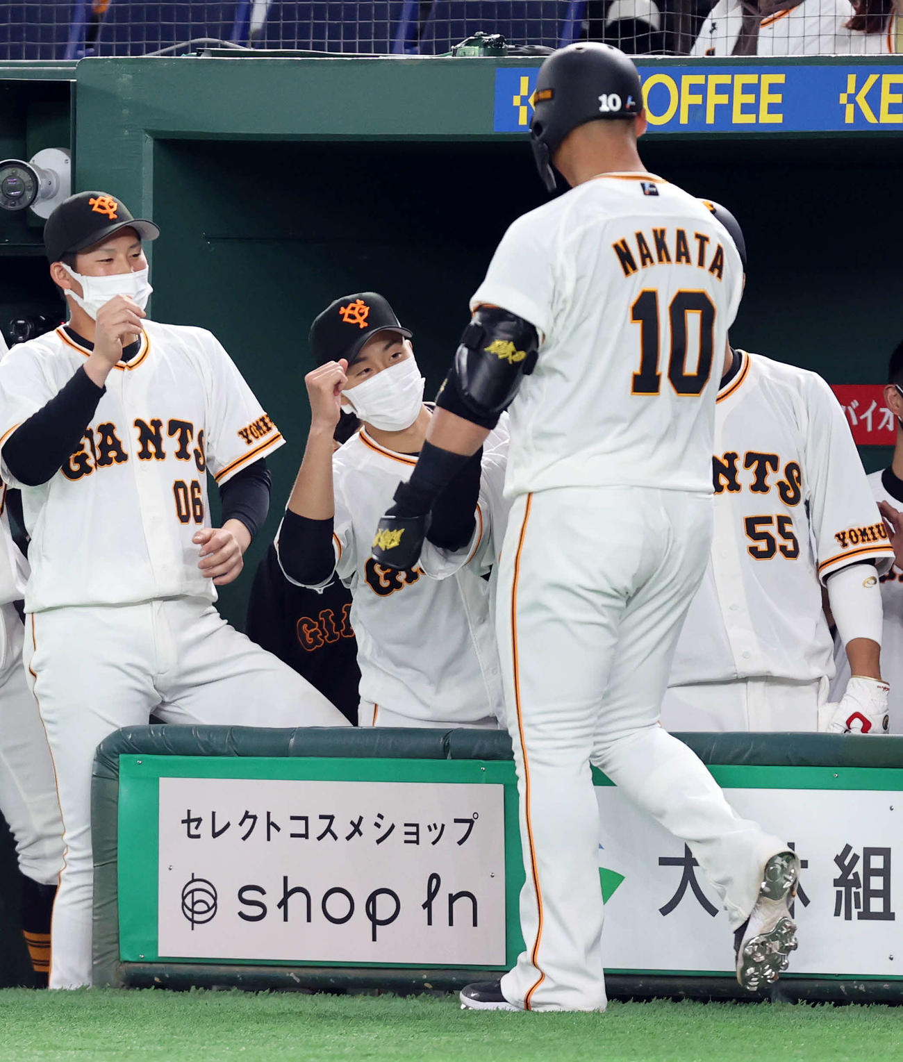 巨人対西武　7回裏巨人1死、中田（手前右）が右越えソロ本塁打を放ち、グーポーズで迎える堀田（中央）ら（撮影・浅見桂子）