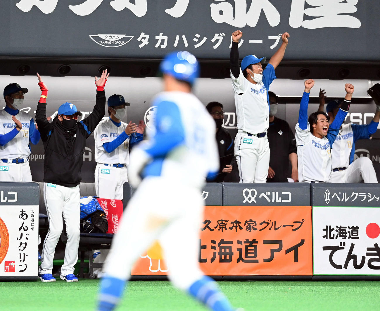 日本ハム対ヤクルト　7回裏日本ハム2死三塁、佐藤の先制右二塁打にナインとともに喜ぶ新庄監督（左端）（撮影・たえ見朱実）