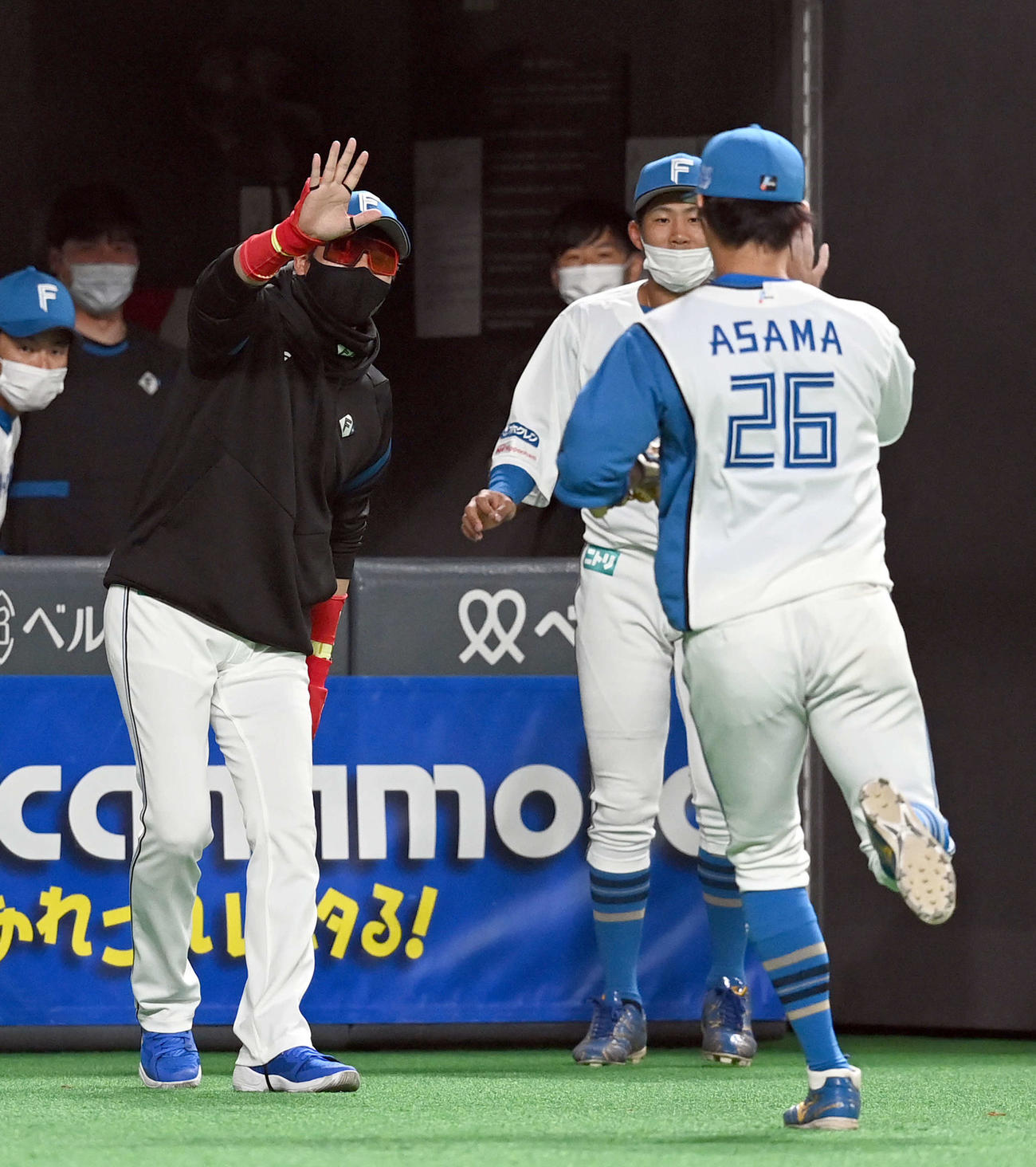 日本ハム対ヤクルト　3回表、好守の浅間（右手前）を迎える日本ハム新庄監督（左）（撮影・たえ見朱実）
