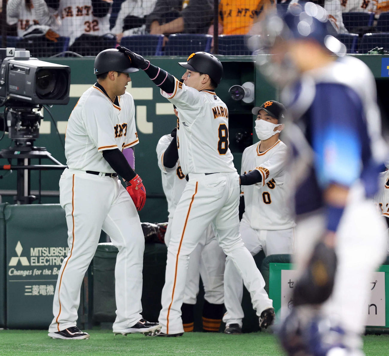 巨人対西武　4回裏巨人無死一塁、岡本和（左）が中越え2点本塁打を放ち、丸から頭をなでられる（撮影・浅見桂子）