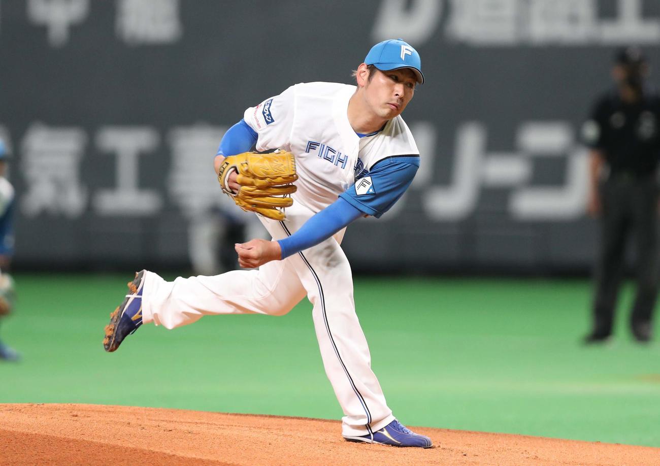 日本ハム対ヤクルト　日本ハム先発の加藤（撮影・黒川智章）