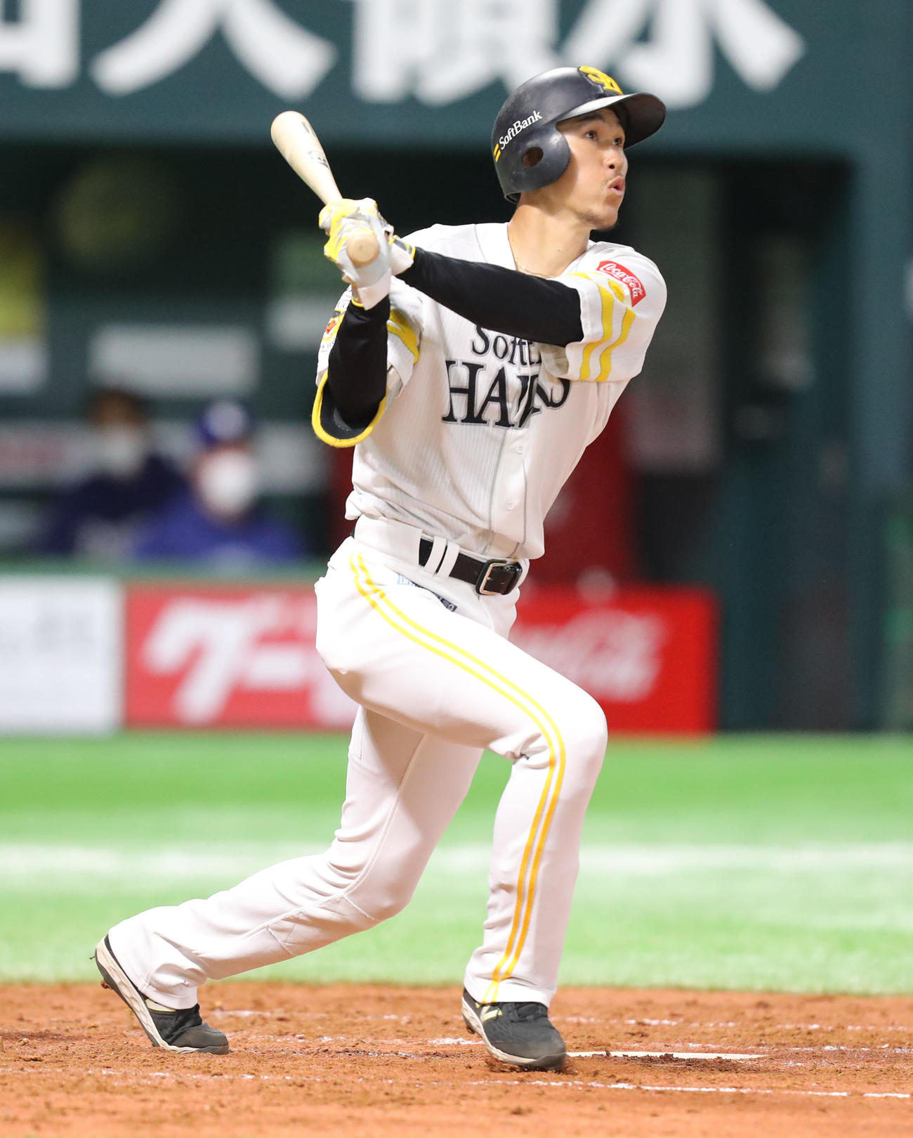 ソフトバンク対中日　3回裏ソフトバンク無死、右越え本塁打を放つ三森（撮影・屋方直哉）
