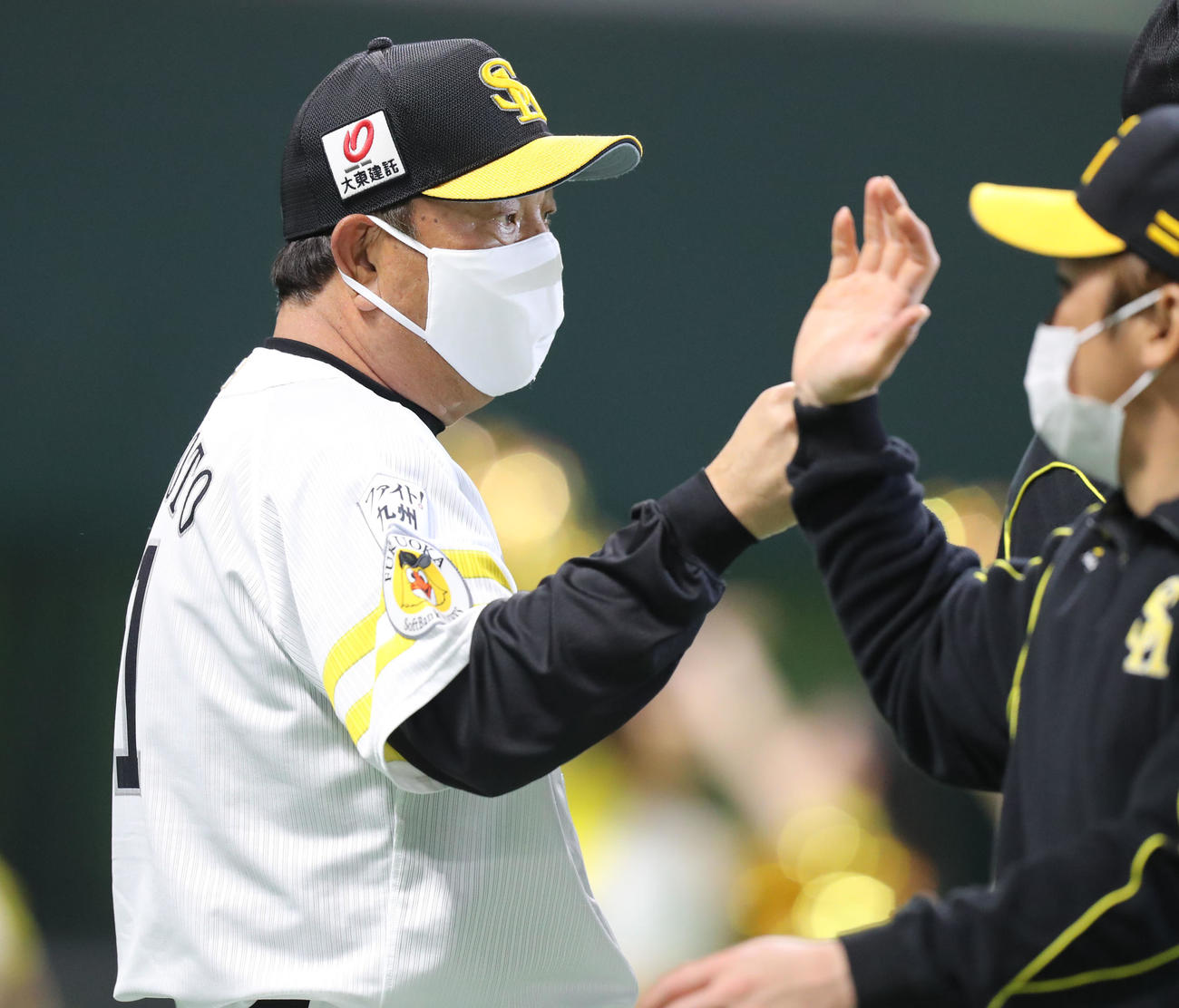 ソフトバンク対中日　中日に勝利しナインとグータッチをする藤本監督（撮影・屋方直哉）