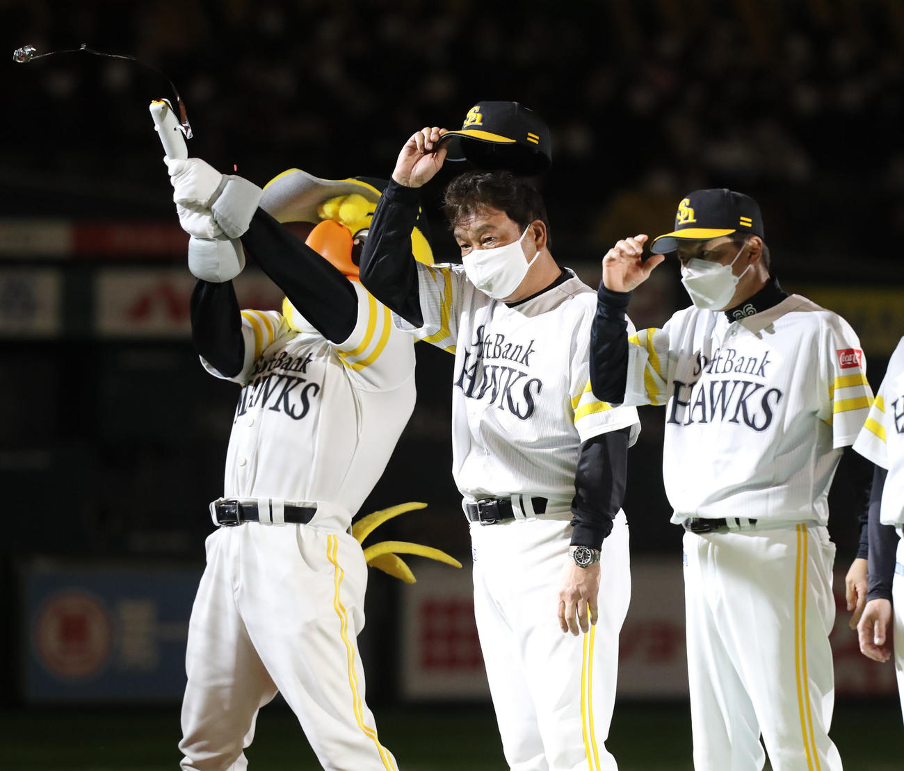 ソフトバンク対中日　中日に勝利しファンに一礼をする藤本監督（撮影・屋方直哉）