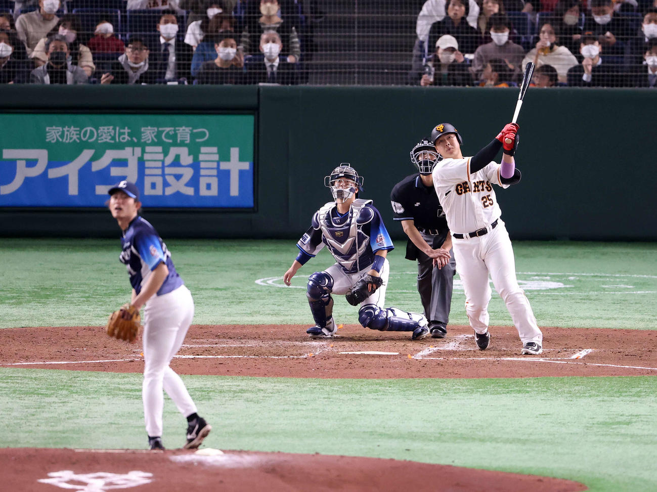 巨人対西武　4回裏巨人無死一塁、中越え2点本塁打を放つ岡本和。投手今井（撮影・鈴木正人）