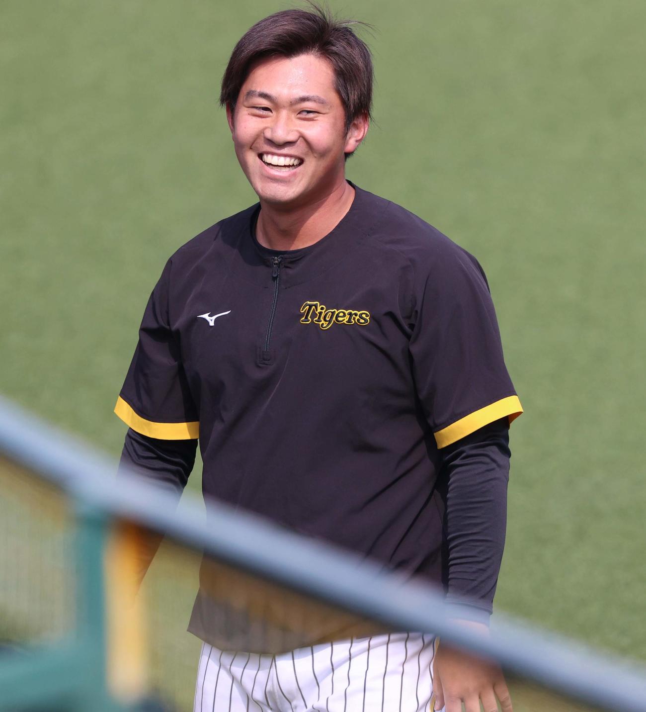 甲子園球場での練習で笑顔を見せる桐敷（撮影・上田博志）