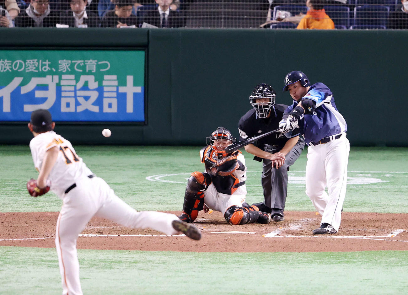 オープン戦　巨人対西武　6回表西武1死二塁、山川は右前適時打を放つ（撮影・鈴木正人）