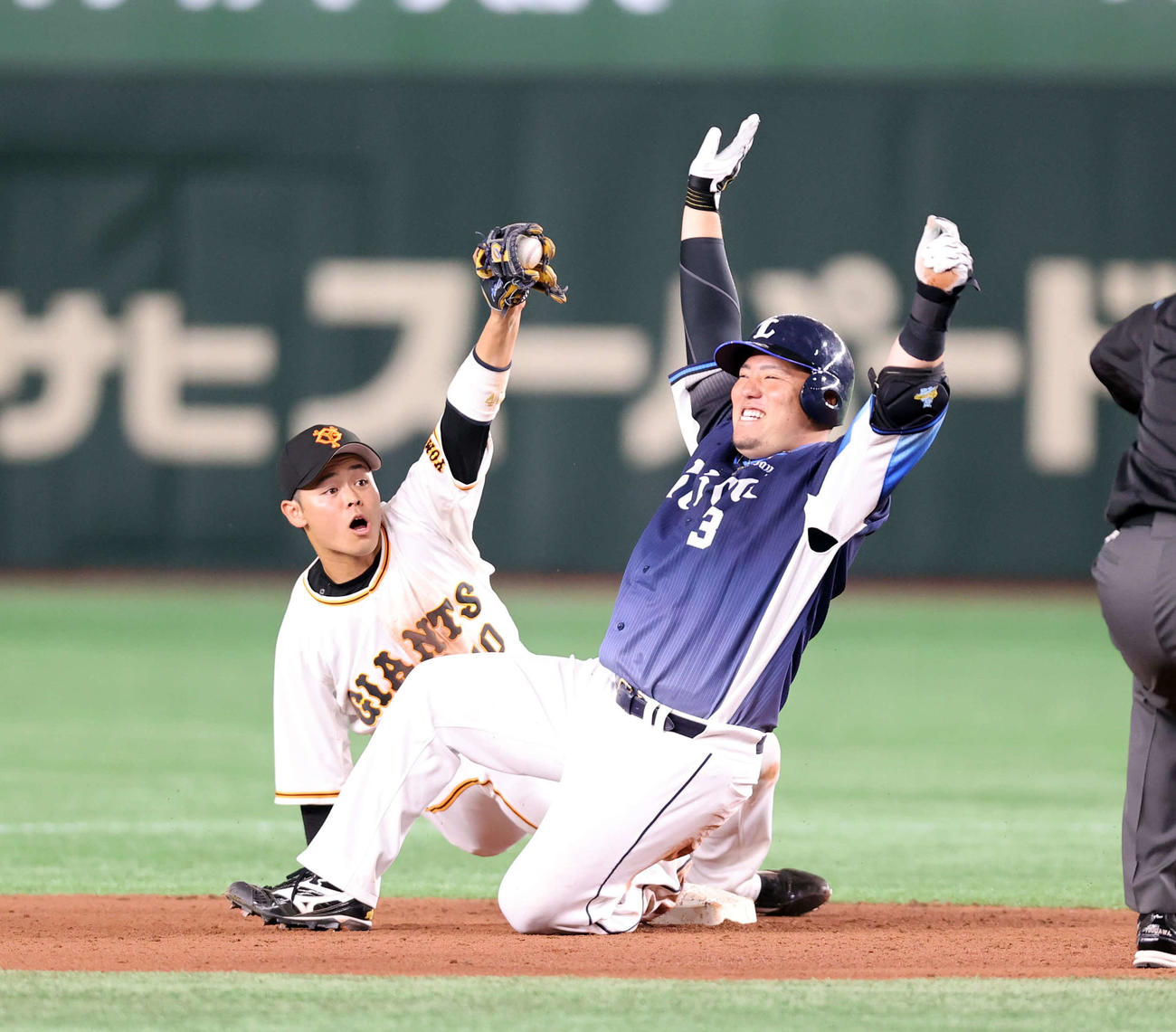 巨人対西武　6回表西武1死二塁、山川（右）は右越え適時打を放ち、一気に二塁を突くもアウトでどすこいポーズ。野手中山（撮影・浅見桂子）