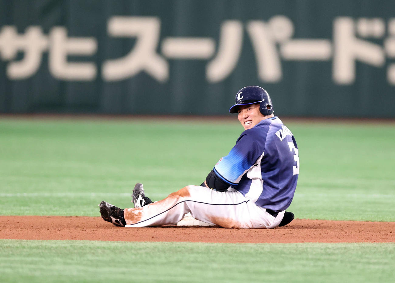 巨人対西武　6回表西武1死二塁、山川は右越え適時打を放ち、一気に二塁を突くもアウトで苦笑いで座り込む（撮影・浅見桂子）