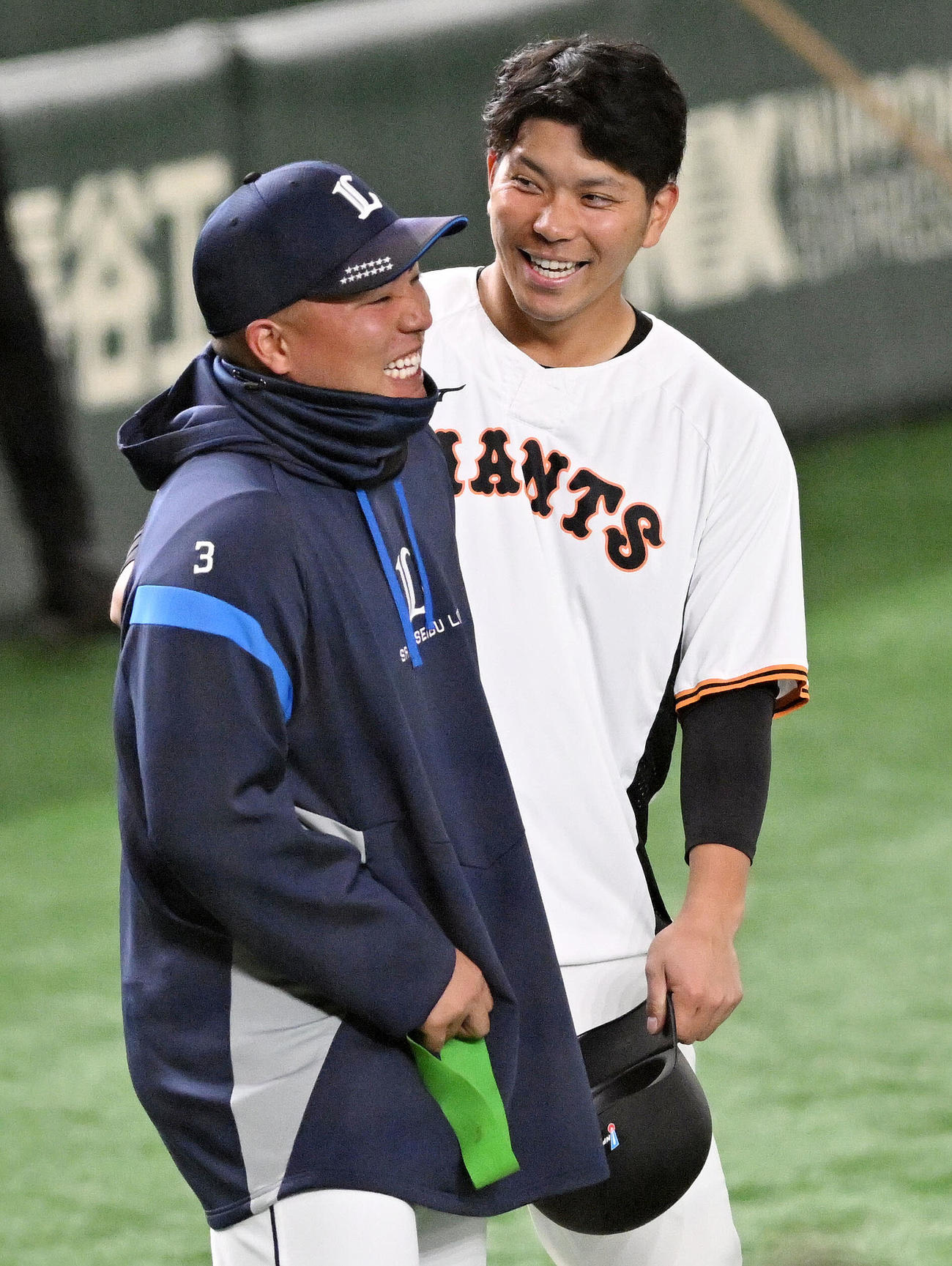 巨人対西武　試合前練習で談笑する西武山川（左）と巨人大城（撮影・滝沢徹郎）