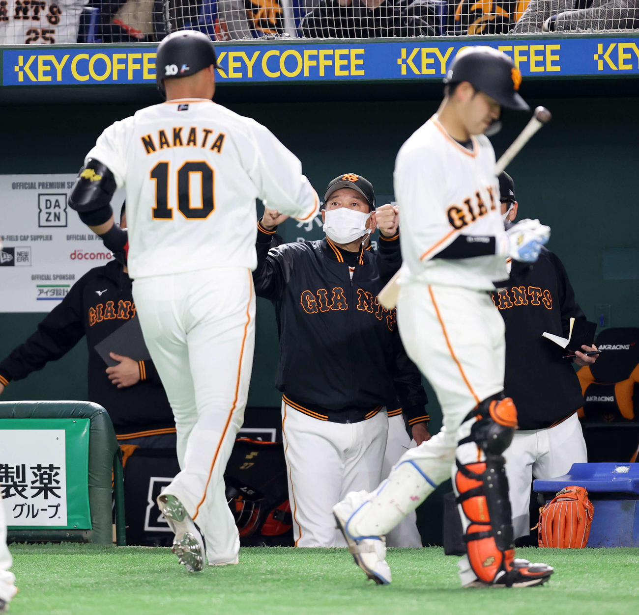 巨人対西武　7回裏巨人1死、中田（手前左）が右越えソロ本塁打を放ち、グーポーズで迎える原辰徳監督（中央）（撮影・浅見桂子）