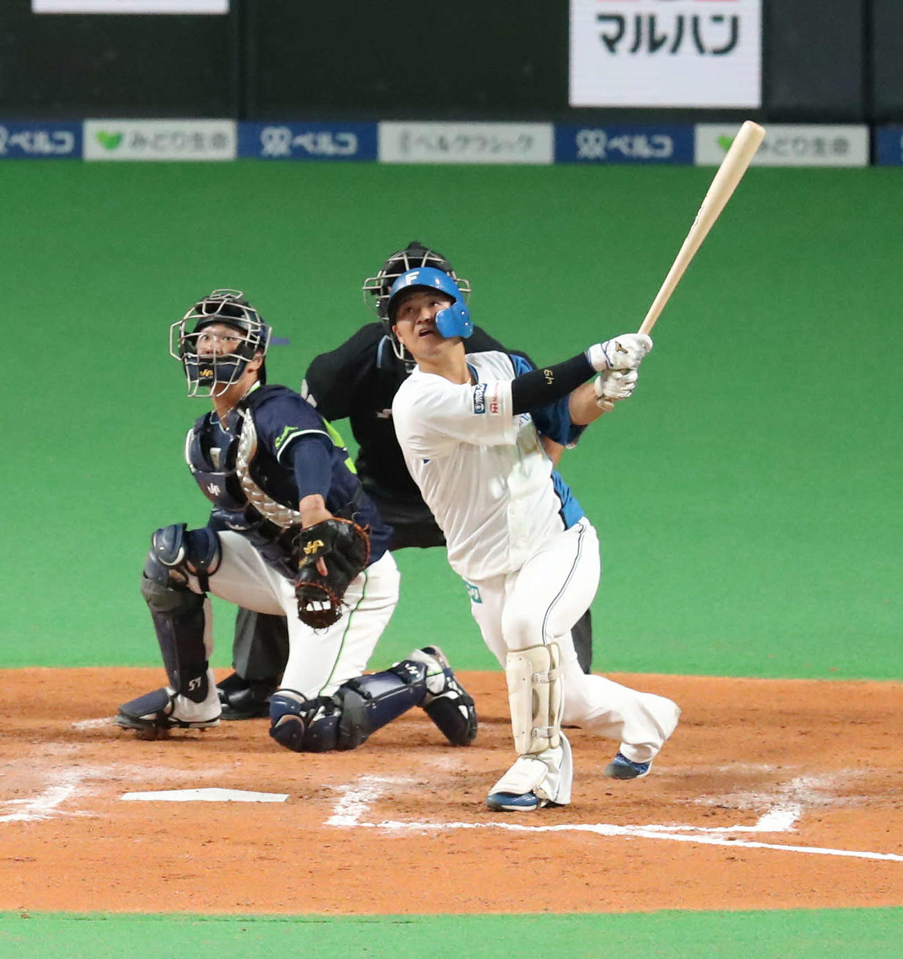 日本ハム対ヤクルト　7回裏日本ハム2死三塁、佐藤は先制右適時二塁打を放つ（撮影・佐藤翔太）