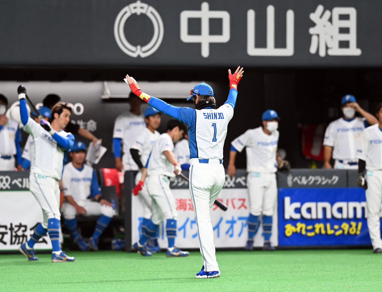 日本ハム対ヤクルト　試合前メンバー表の最終確認を終え、ファンの声援に応える日本ハム新庄監督（撮影・たえ見朱実）