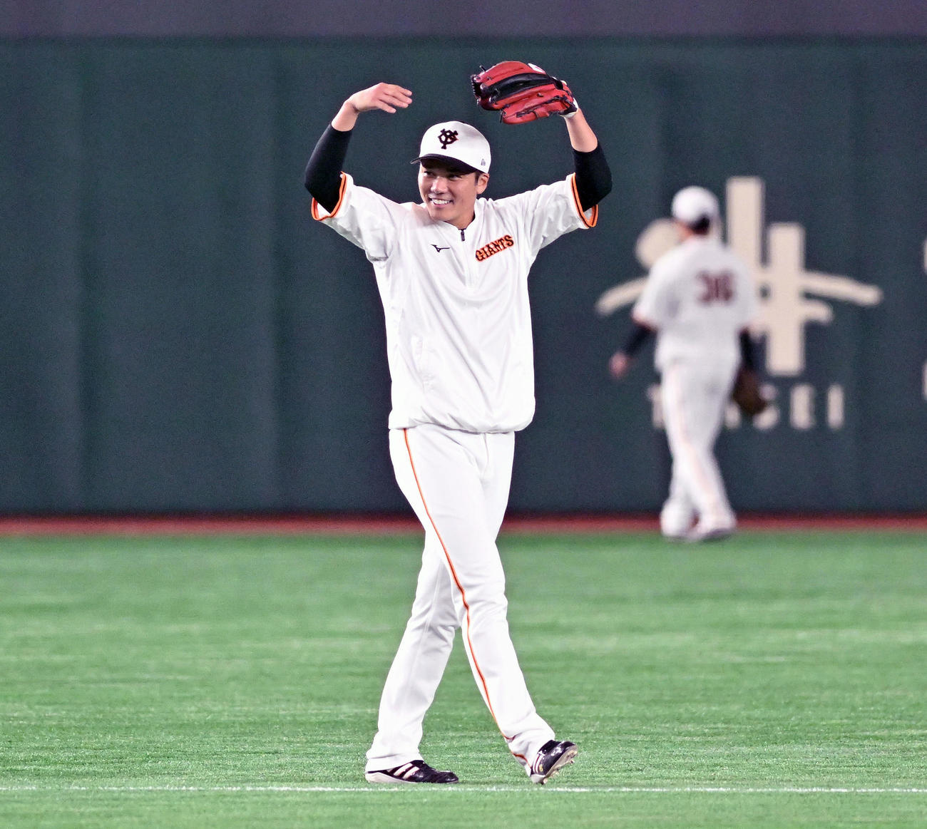 巨人対西武　試合前練習で笑顔の巨人坂本（撮影・滝沢徹郎）